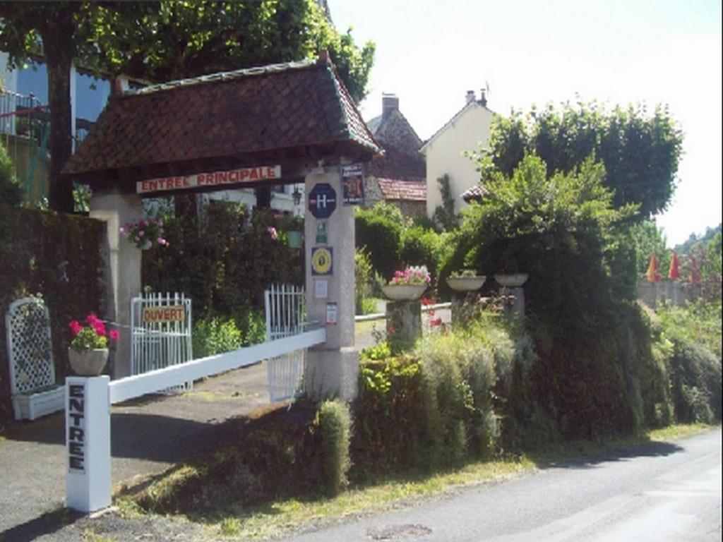 Logis Hotel Les Tilleuls Saint-Cirgues-de-Jordanne Zewnętrze zdjęcie
